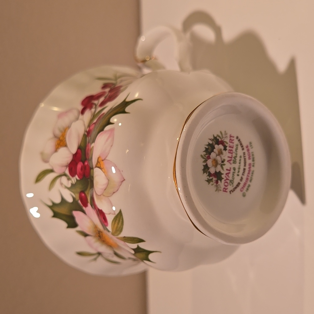 Royal Albert December Cup & Saucer - Picture 12 of 16